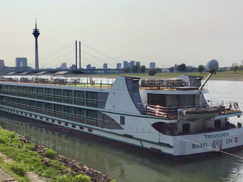 MS Treasure von Viva Cruises in Düsseldorf