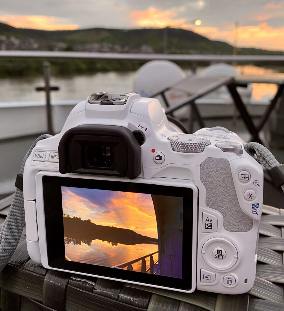 Fantastische Momente beim Sonnenuntergang auf Deck.